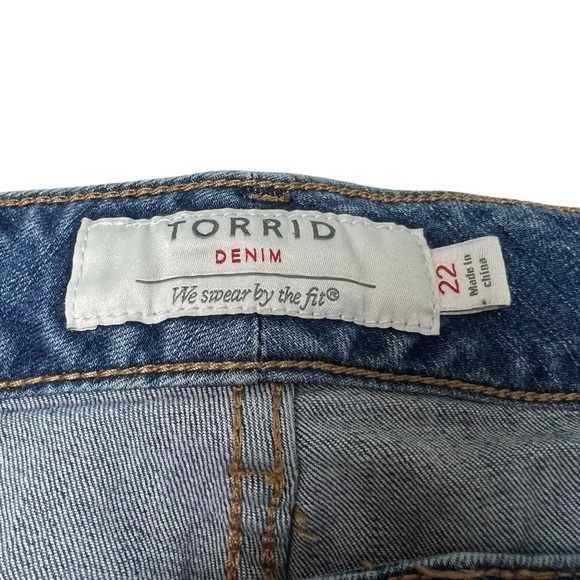 Torrid Jean Shorts Women’s Size 22 Denim Stretch Distressed Medium Wash - Picture 2 of 8